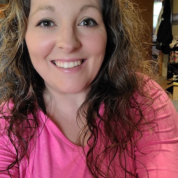 Meet your Posher, Amanda!! - Picture 4 of 4